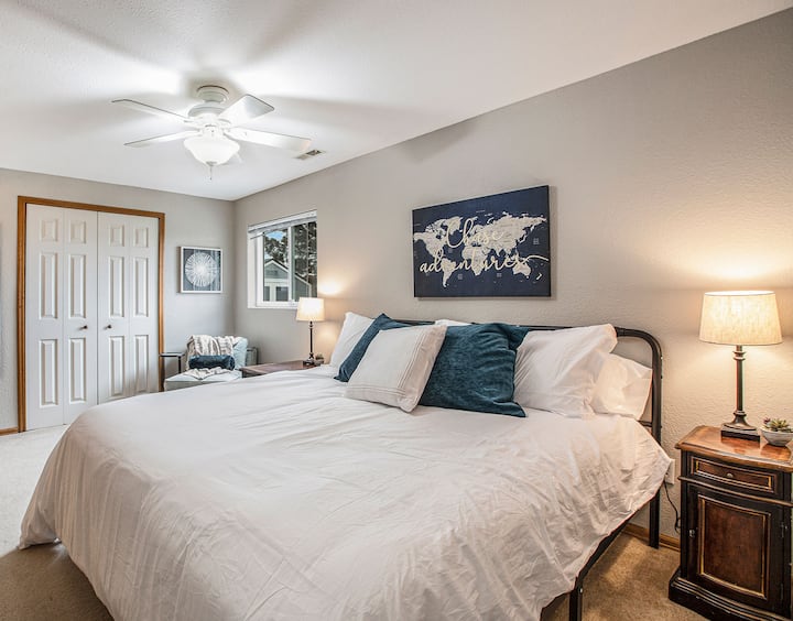 Spálňa s manželskou posteľou King a vlastnou kúpeľňou s toaletou. Je to ako druhý hlavný apartmán v suteréne.  V skrini je tiež nafukovací matrac Queen. Okrem toho je v práčovni ďalší nafukovací matrac Queen a dva dvojité nafukovacie matrace.