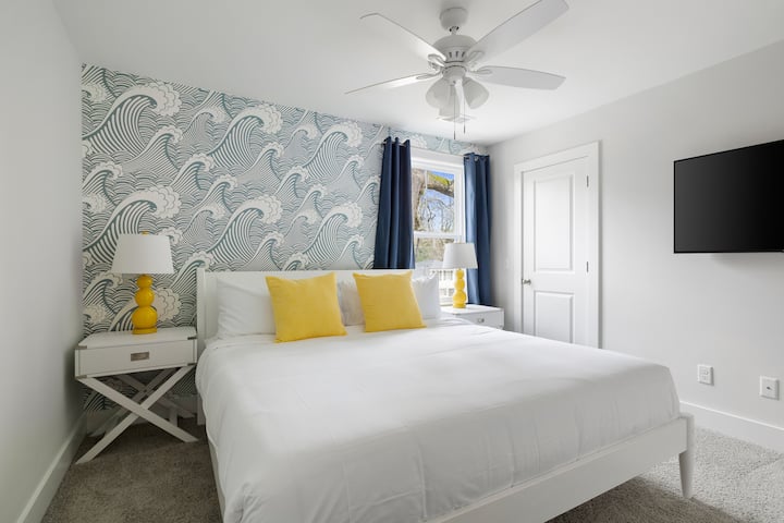 Dobro došli u Waves Bedroom, gdje se udobnost i praktičnost spajaju s luksuzom! Opustite se u prostranom bračnom krevetu i uživajte u zabavi na televizoru od 50". Doživite vrhunsku udobnost uz luksuzne plahte i mnoštvo jastuka.