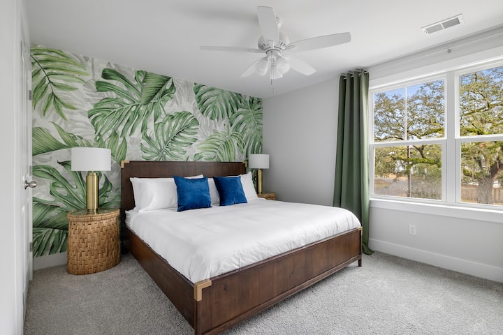 Pripremite se da vas oduševi tropska soba. Zapanjujući krevet od oraha, nasuprot egzotičnog lišća, stvara ambijent koji će vam oduzeti dah!