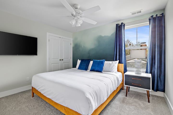 Mirne plave nijanse ove prostorije potaknut će miran i spokojan san. Uživajte u luksuznim, luksuznim plahtama koje vašem doživljaju daju dodatnu notu udobnosti i luksuza.