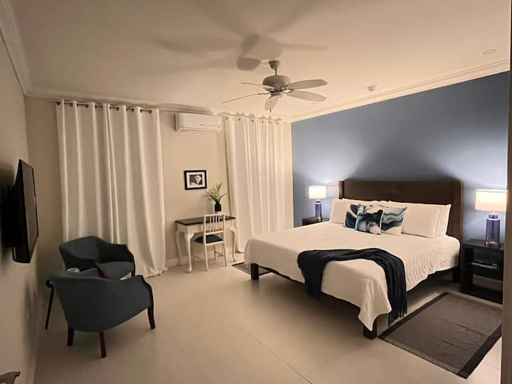 ทุกอย่างอยู่ที่ปลายนิ้วของคุณใน Master พื้นที่ทำงานที่กำหนด (ถ้าจำเป็นจริงๆ) เก้าอี้นุ่มๆที่คุณสามารถนั่งดื่มชาหรือกาแฟและพูดคุยหรือชมภาพยนตร์และกีฬาที่คุณชื่นชอบบนสมาร์ททีวีจากเตียงขนาดคิงไซส์...