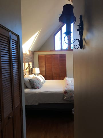 Authentic Glebe Annex Home Parking/Patio/BBQ