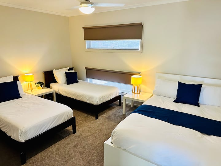 Habitación cuádruple en la planta superior con camas individuales y una cama tamaño queen