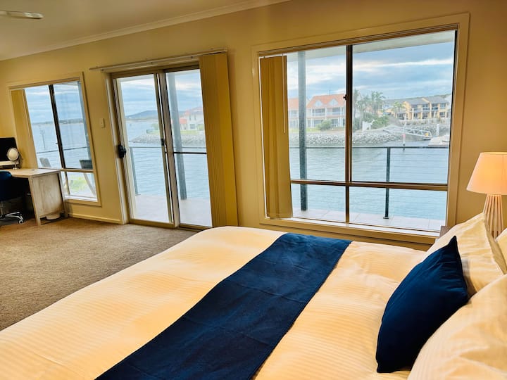 Dormitorio principal con cama súper king, escritorio de oficina/tocador, balcón.
