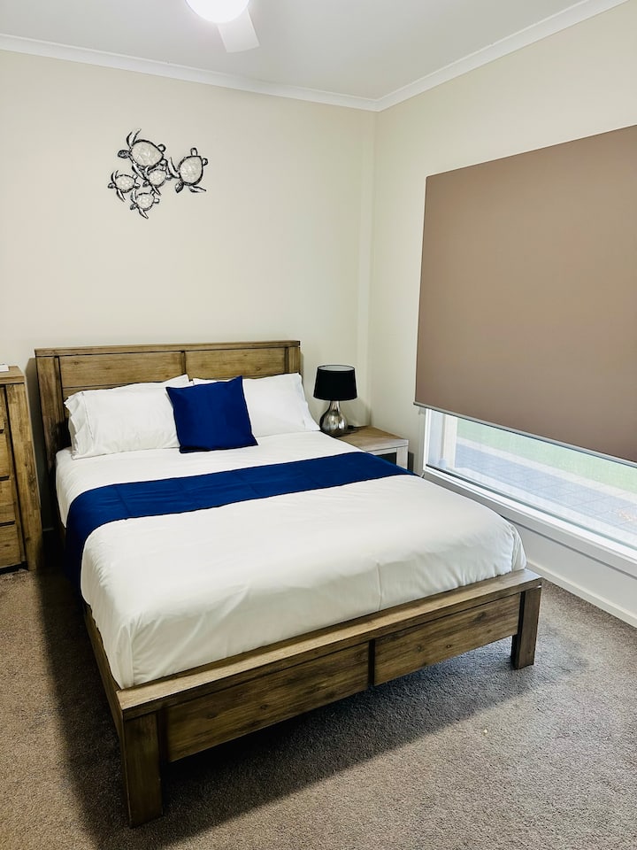 Habitación queen en la planta baja con baño privado