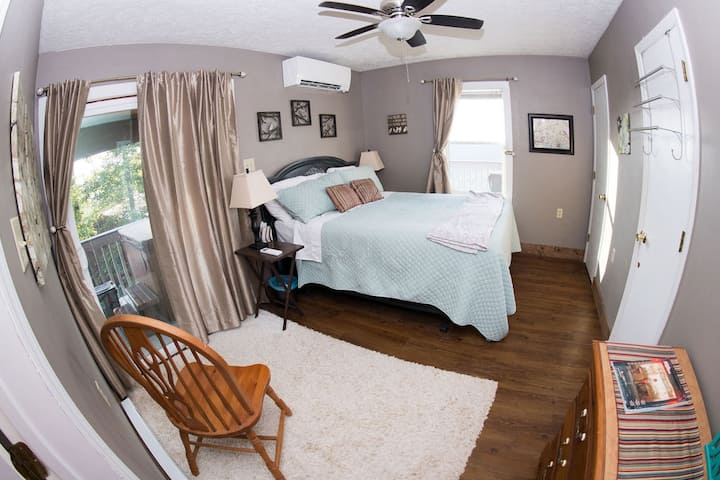 Chumba chetu cha kulala kina kitanda cha malkia kilicho na godoro jipya la povu la kumbukumbu mbili, shuka za pamba za 100% na matandiko laini. Milango ya kuteleza kwa bwana huelekea moja kwa moja kwenye beseni la maji moto kwenye staha. New mini kupasuliwa ac/joto hutoa muda mzuri.