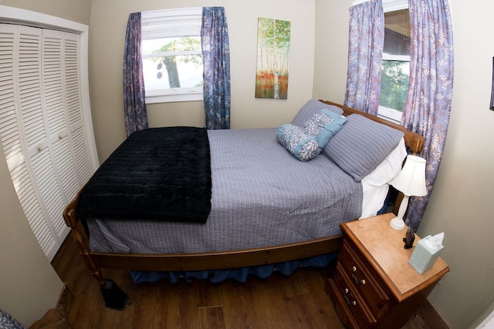 Chumba cha wageni kina kitanda cha ukubwa kamili na godoro pacha lililowekwa chini. Twin inaweza kutolewa na kuwekwa kwenye sakafu katika chumba kikuu cha kulala au sebule.