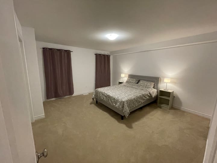 غرفة نوم رئيسية بسرير بحجم كبير