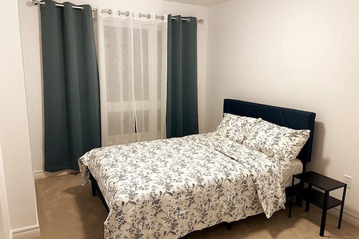 غرفة النوم رقم1 بسرير بحجم كوين