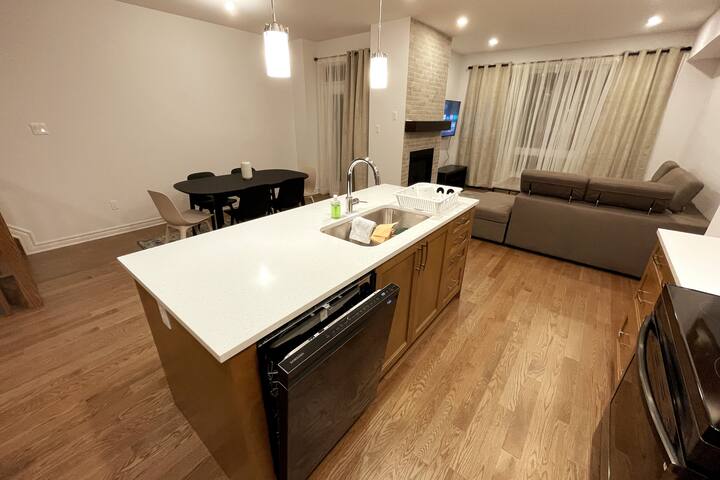 Specious New Townhouse 20 min from downtown gallery image 5