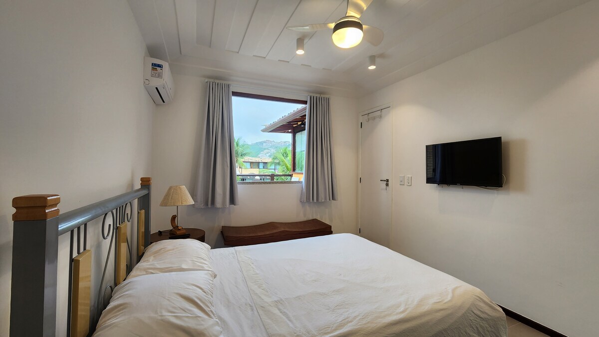 חדר זוגי, מיזוג אוויר ומאווררי תקרה. TC LCD SmartTV 32 אינץ' עם ערוצי כבלים של הבית המשותף