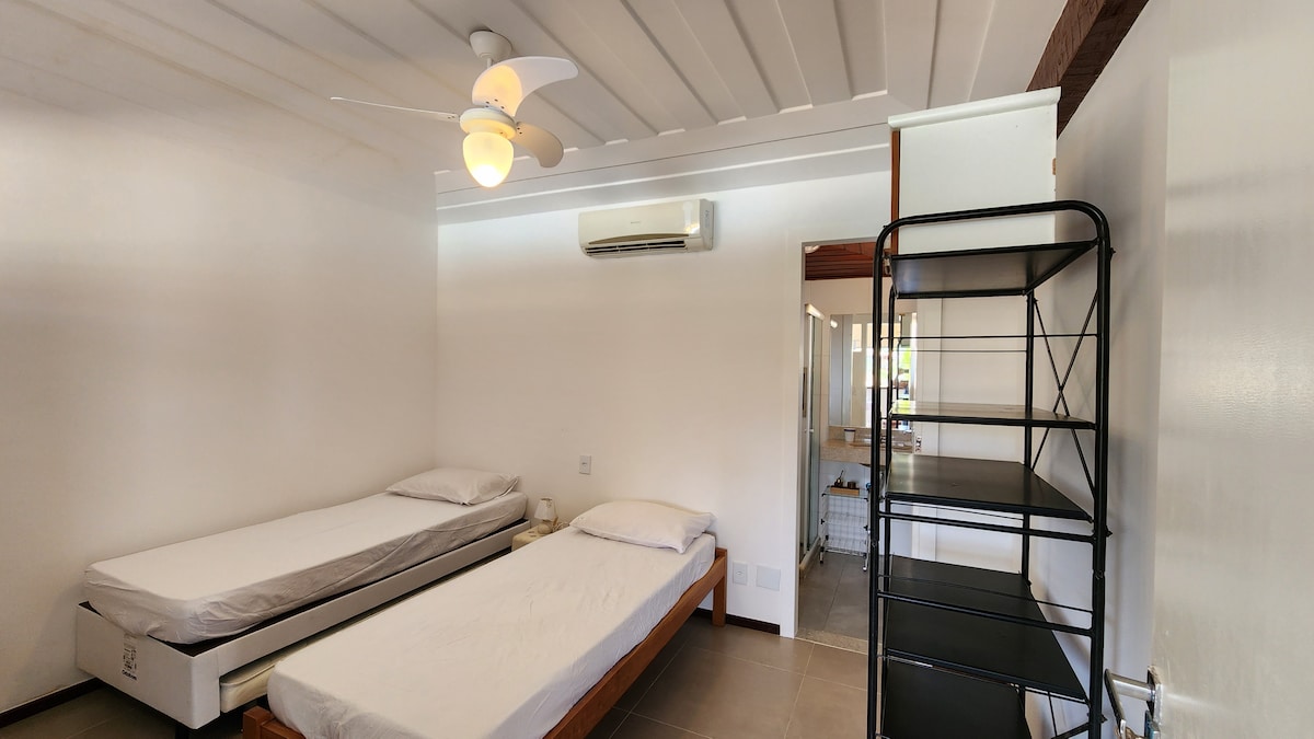 חדר שינה 1 - צמוד (מקום ל -3). 2 מיטות יחיד, מיטה זוגית אחת. טלוויזיה 20 אינץ' עם טלוויזיה בכבלים מהדירה. Wi - Fi. מאוורר אוויר ותקרה.