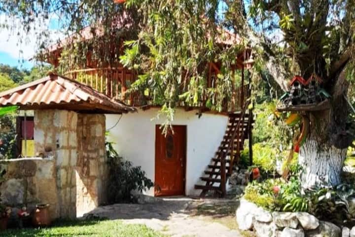 مقصورة من طابقين، مريحة للغاية مع إطلالات على جميع الجبال. يحتوي على سرير مزدوج وحمام خاص ودش ساخن وشرفة داخل الغرفة ووجهة نظر في الطابق الثاني وغرفة معيشة وتلفزيون وواي فاي ومنطقة عمل وحمام سباحة وبحيرات وطبيعة وزيارتنا!