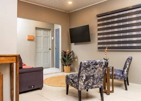 The Retreat - Modern 1Bdr • Gated • 4 min Airport