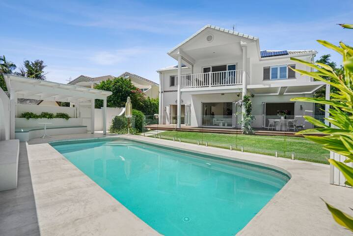 Noosa Heads Luxury Home gallery image 2