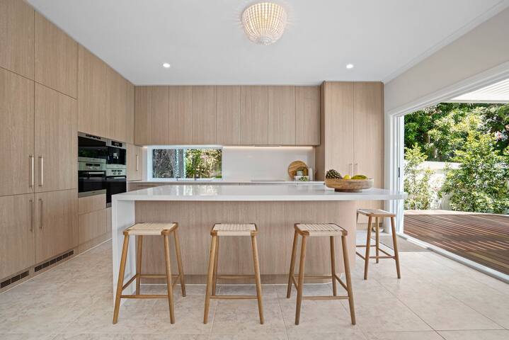 Noosa Heads Luxury Home gallery image 3