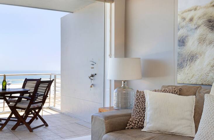 Beachfront Apt – Kite Beach + Table Mtn View gallery image 5