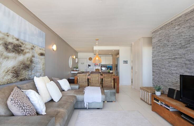 Beachfront Apt – Kite Beach + Table Mtn View gallery image 3