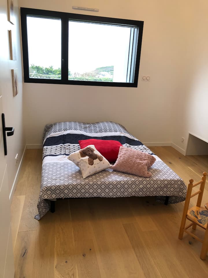 Chambre enfant configuration lit 140 escamotable sous le coin salon