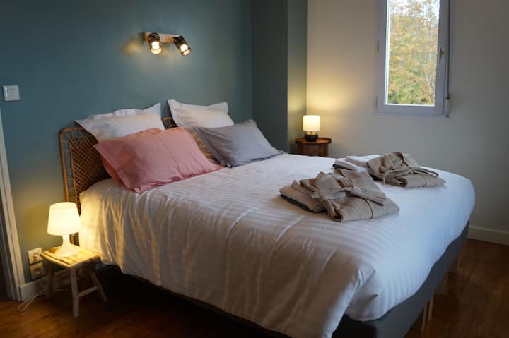 غرفة نوم في الطابق العلوي بسرير 160 × 200 سم