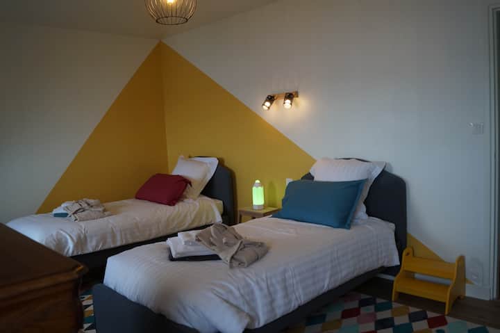 غرفة نوم في الطابق العلوي بسريرين 90 × 200 سم مع أسرّة مطلة على البحر