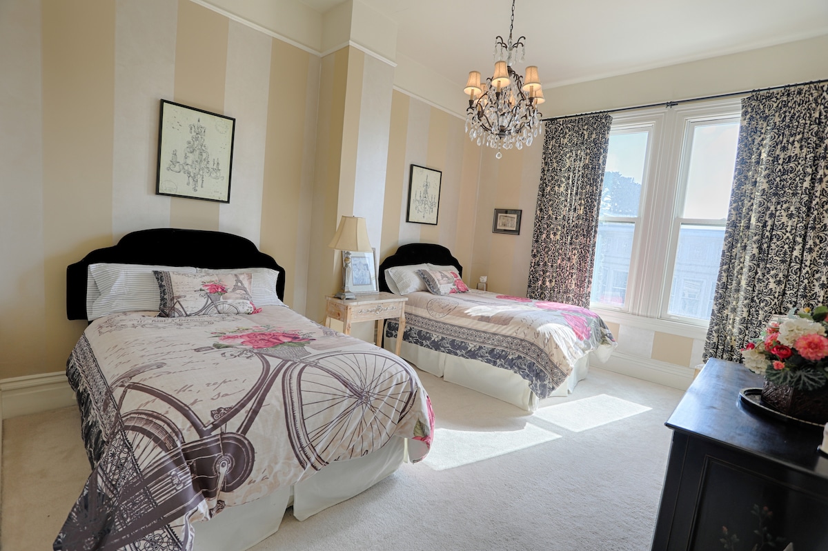 Spavaća soba za goste na temu Pariza s dva bračna kreveta