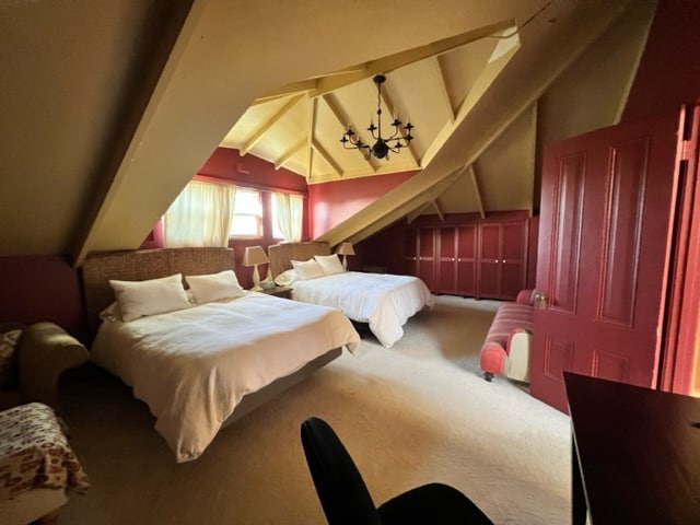 Prostrana penthouse spavaća soba s 2 bračna kreveta (160x200)