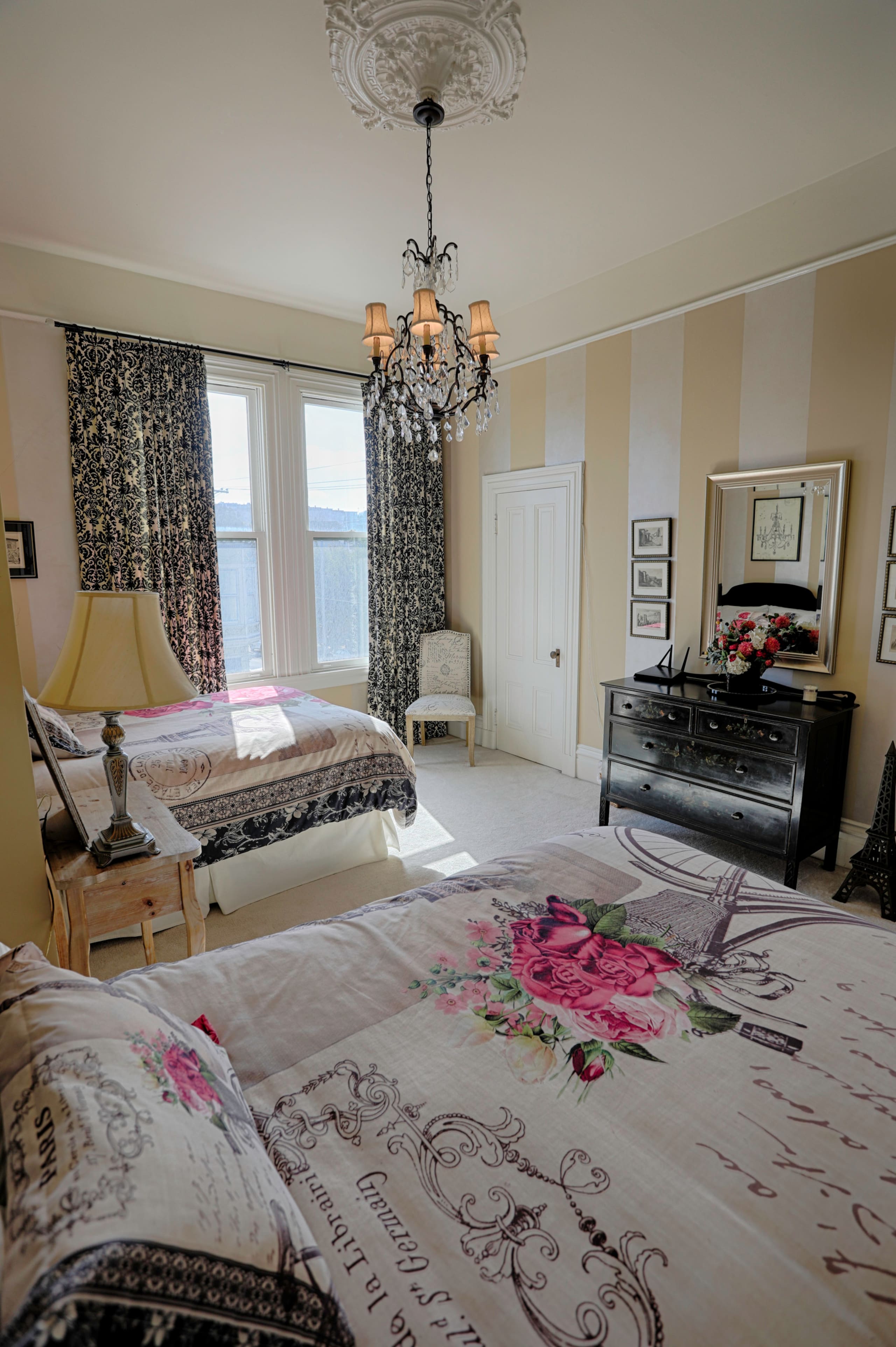 Home in San Francisco · ★4.96 · 6 bedrooms · 8 beds · 4.5 baths - Image 31