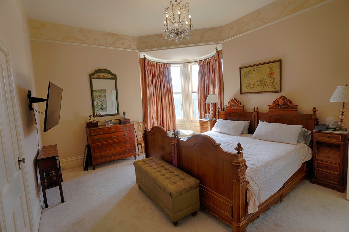 Primarna spavaća soba s velikim bračnim krevetom (180x200)

(3. razina - razina spavaće sobe)