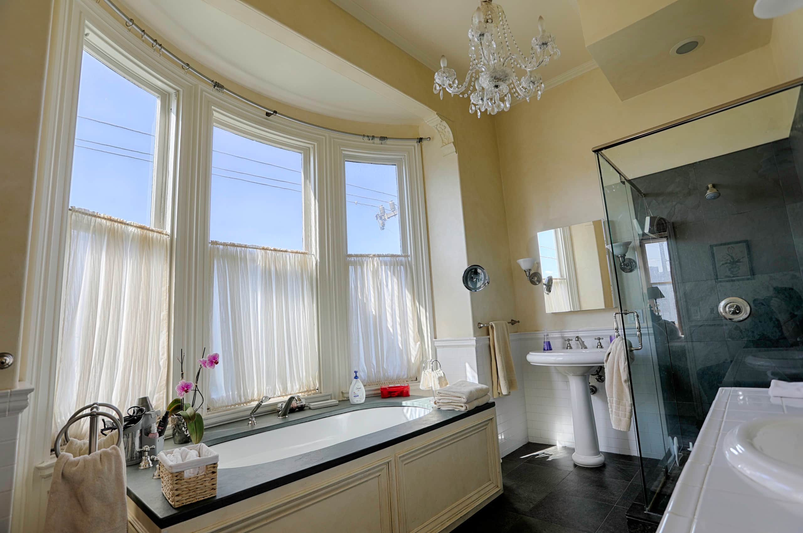 Home in San Francisco · ★4.96 · 6 bedrooms · 8 beds · 4.5 baths - Image 32