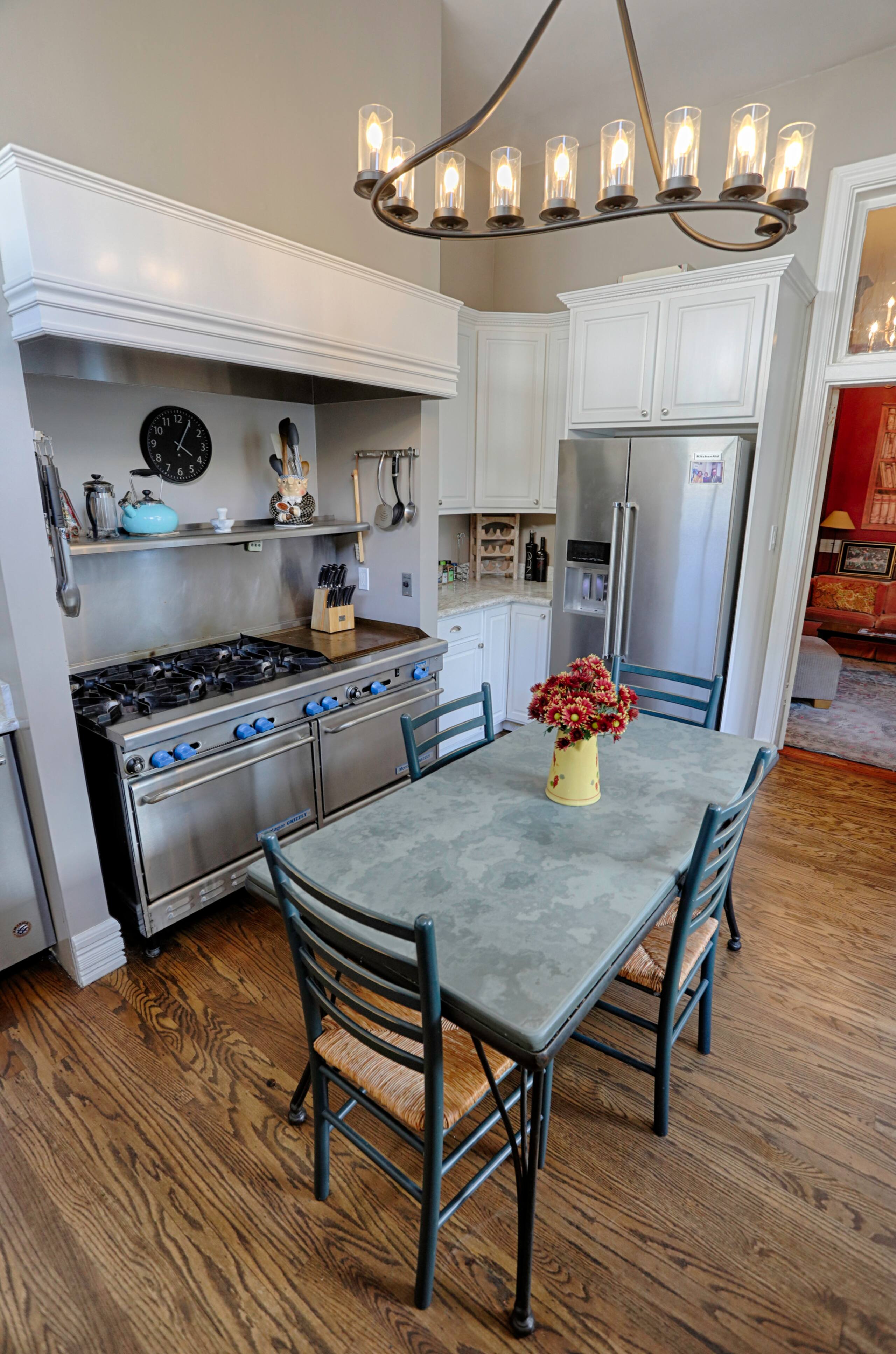 Home in San Francisco · ★4.96 · 6 bedrooms · 8 beds · 4.5 baths - Image 12