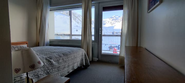 Spálňa 1, výhľad na jazero.
Veľký  pracovný priestor.