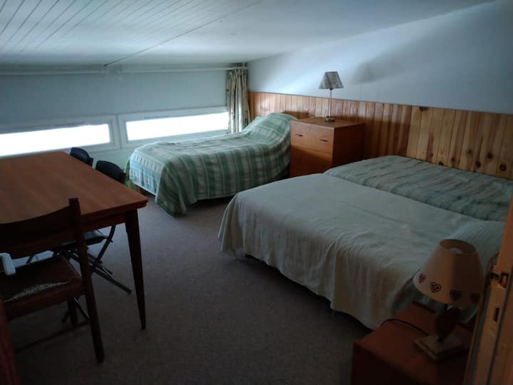 Spálňa 2, podkrovie na ulici. 3 samostatné lôžka. Šatník , stôl.