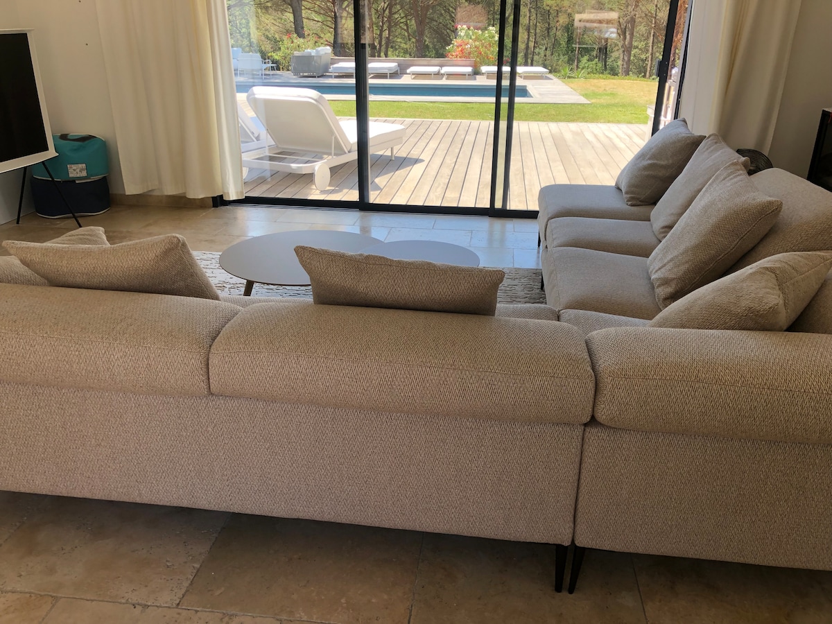 Successful Airbnb property: Villa in a pine forest in Gassin