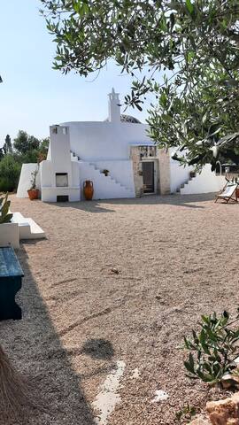 Ostuni country villa with trullo gallery image 3