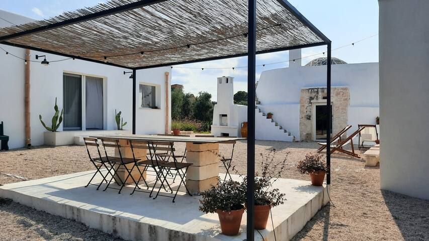 Ostuni country villa with trullo