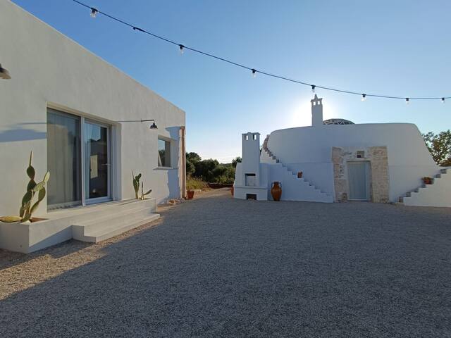 Ostuni country villa with trullo gallery image 2
