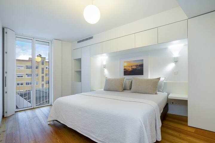 City View Penthouse Luxurious Living in Lisbon gallery image 2