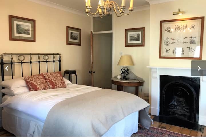 ห้องนอนด้านหน้าขนาดใหญ่พร้อมเตียงควีนไซส์และเตียงเดี่ยว 