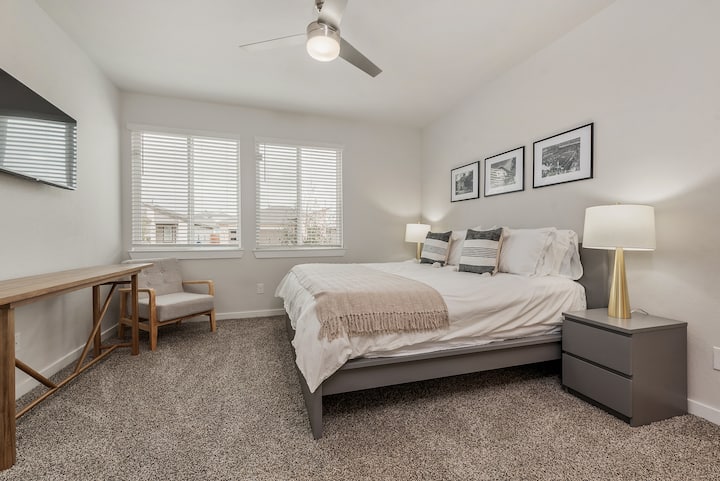 Dhoma kryesore e gjumit ka një krevat dopio "king", banjë brenda në suitë dhe një televizor 43 inç