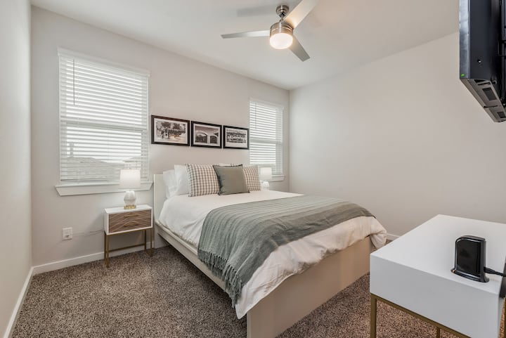 Dhoma e katërt e gjumit me krevat dopio "queen" dhe televizor 43 inç