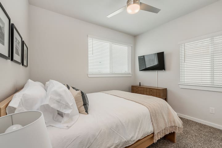 Dhomë gjumi dytësore me krevat dopio "queen" dhe televizor 43 inç