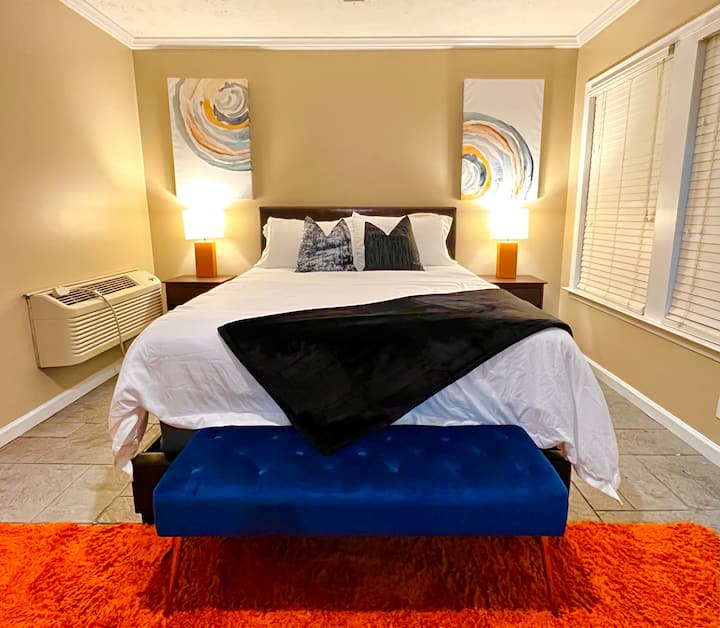 Საძინებელი №5 3-დუიმიანი მეხსიერების ქაფის ზედაპირით და 4 სასტუმროს სტანდარტული ბალიშით