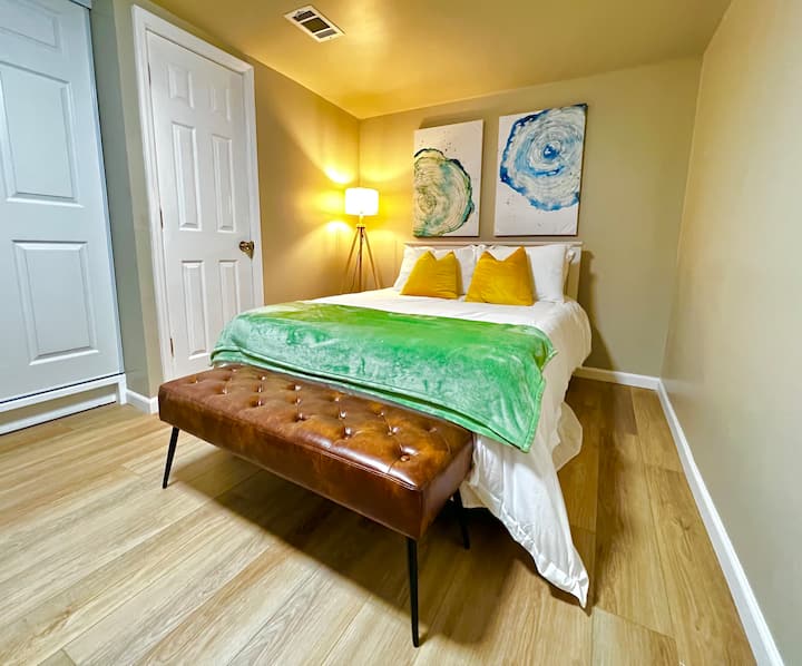 Საძინებელი №4 ახალი 10-დუიმიანი მეხსიერების ქაფის მატრასითა და სასტუმროს სტანდარტული 4 ბალიშით