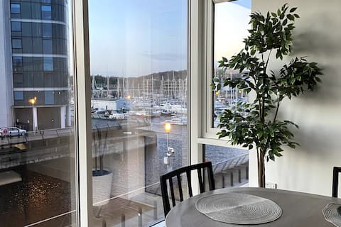 Top Airbnb: Stunning 2 Bed Chatham Docks Apartment in Medway