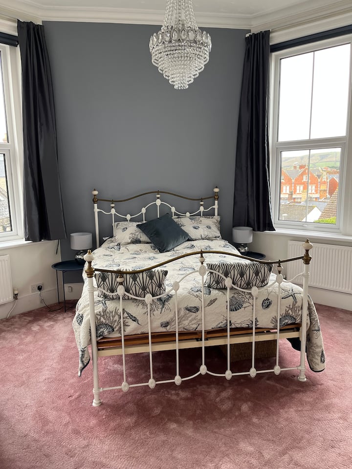 Joli lit double avec salle de bain attenante 