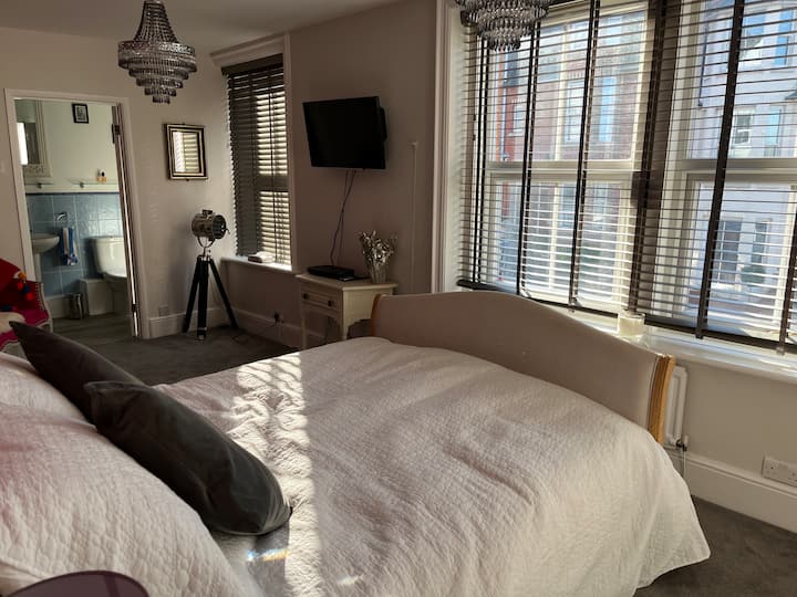 Chambre King Size avec salle de douche attenante 