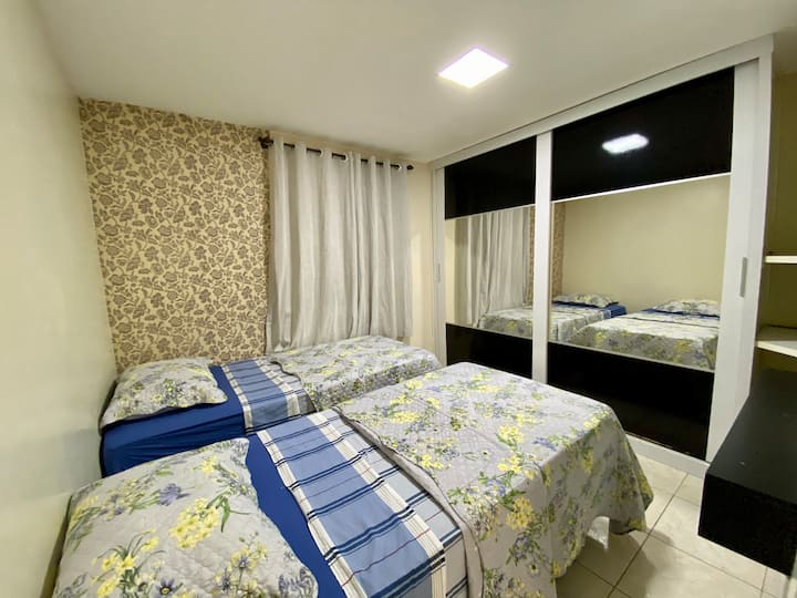 Спалня  1 - самостоятелна баня с гардероб и 02 единични легла  може да се превърне в 1 двойно легло  Queem 