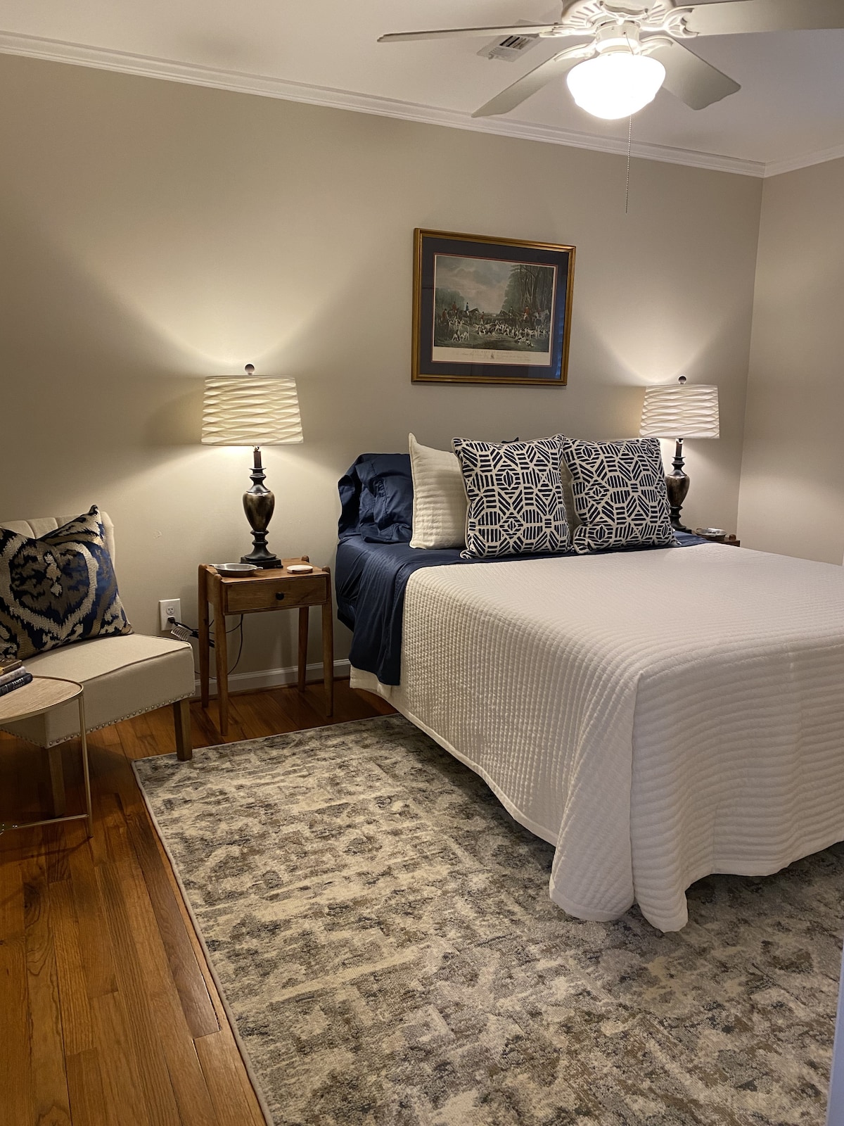 Bračni krevet (160x200) s luksuznom posteljinom. 