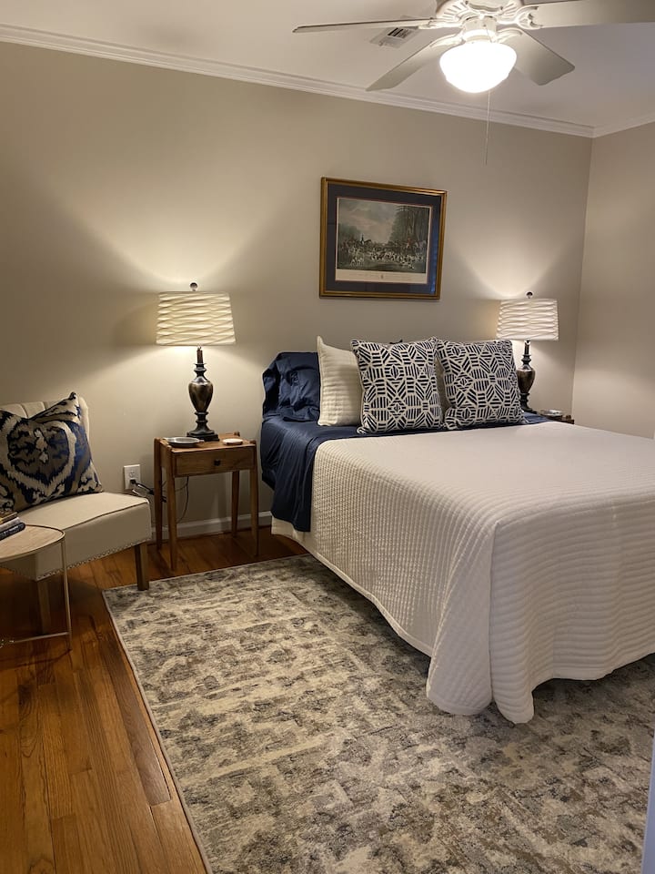 Დედოფლის ზომის რეგულირებადი ჰიბრიდული საწოლი ლუქს-კლასის თეთრეულით. 